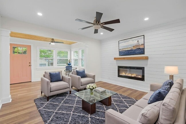 Building Photo - 441 Oak Dr