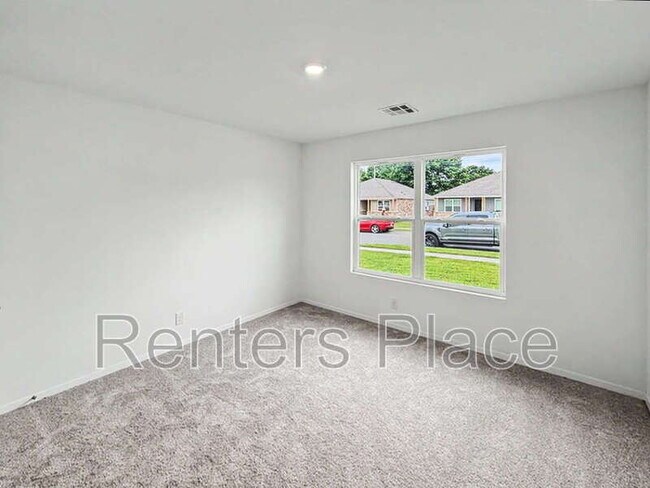 Building Photo - 7113 S Maple Ave