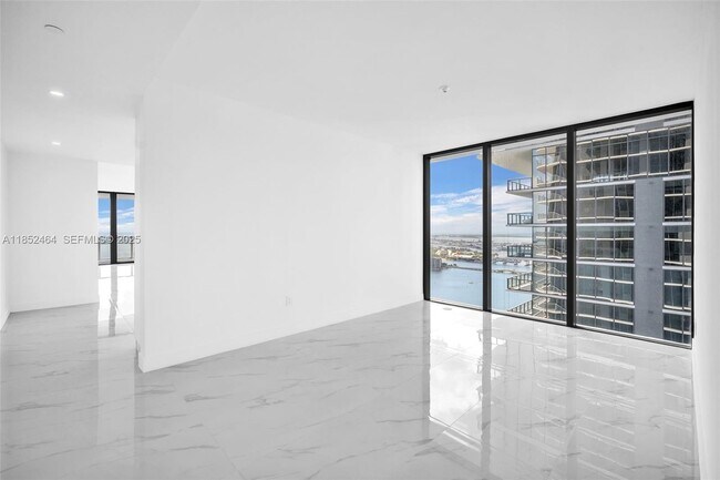 Building Photo - 700 NE 24th St