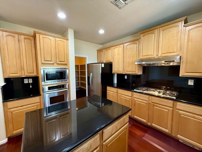 Building Photo - 5-Bed Gated Family Oasis | Prime Location & Backyard Space