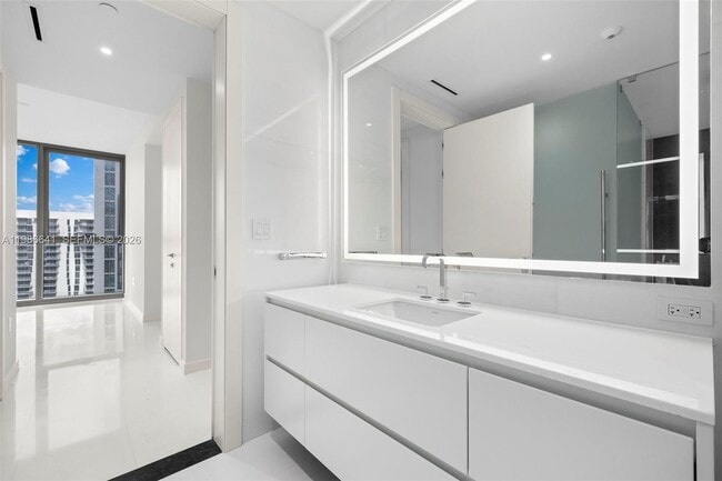 Building Photo - 300 Biscayne Blvd Way