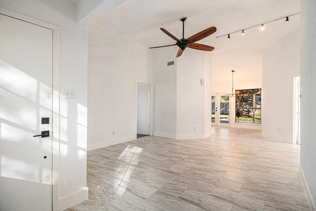 Building Photo - 1019 W Brompton Dr