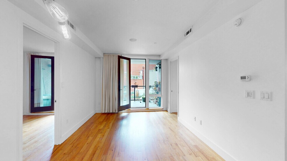 Building Photo - 1059 Manhattan Ave