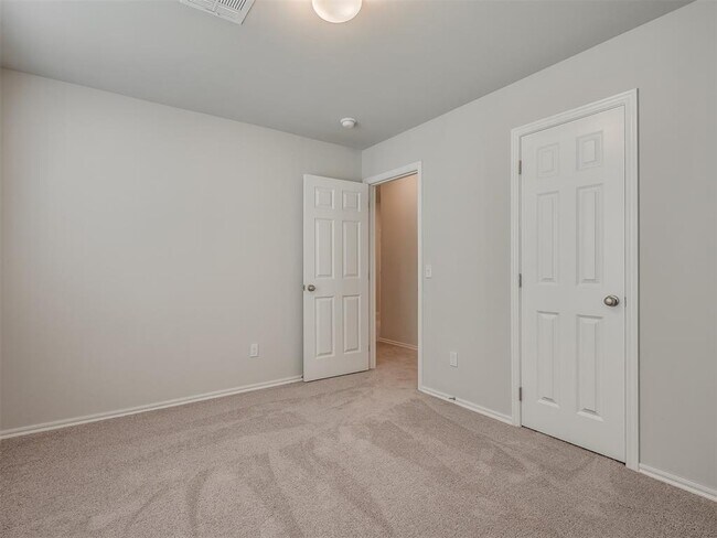 Building Photo - 1009 S Colt Ln