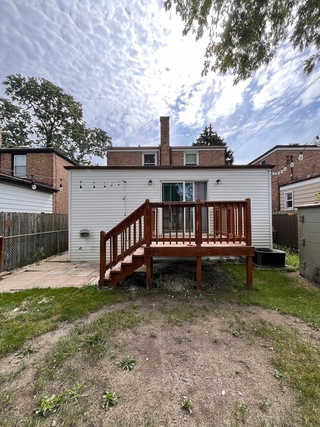 Building Photo - 5238 S Hamlin Ave