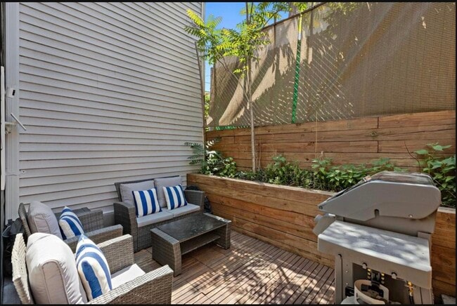 Building Photo - 327 7th St