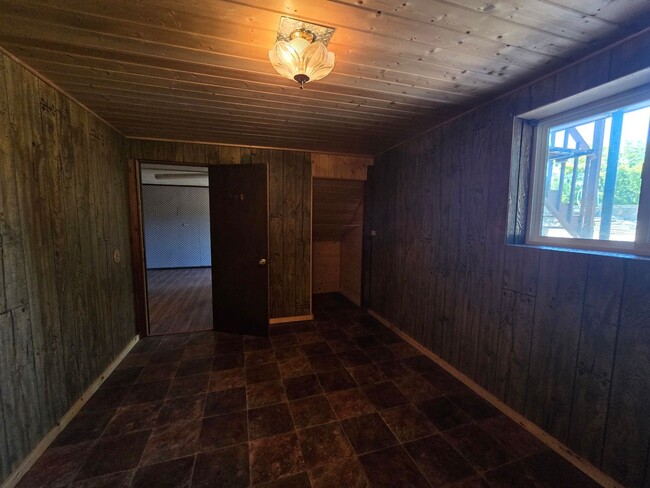 Building Photo - 2 Plus bedroom, 1 Bathroom House in Sedro ...