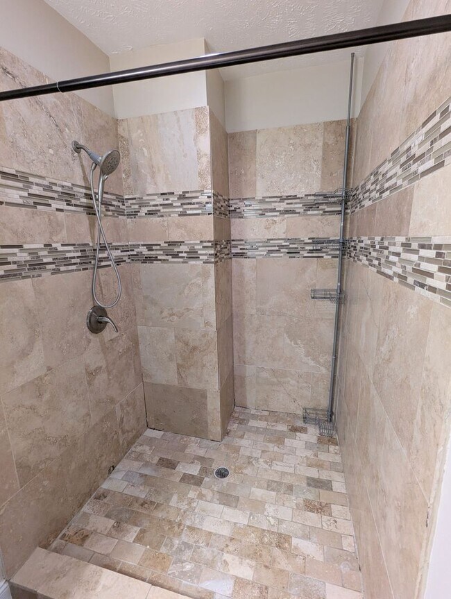 Building Photo - Spacious 2 Bedroom, 2.5 Bathroom Single Family Home (South Side Flats)