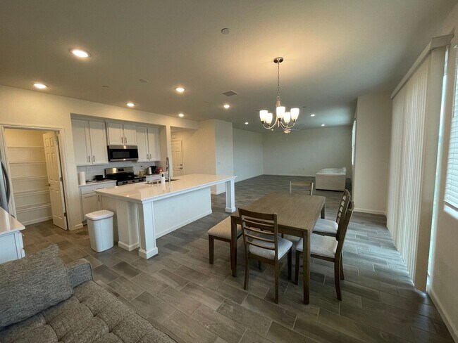 Building Photo - Spacious Modern Family Home in Prime Fresno Location!