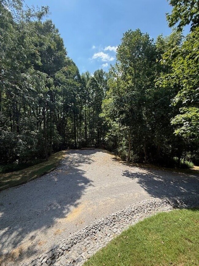 Building Photo - Available Now Spacious 3 Bedroom Home on P...