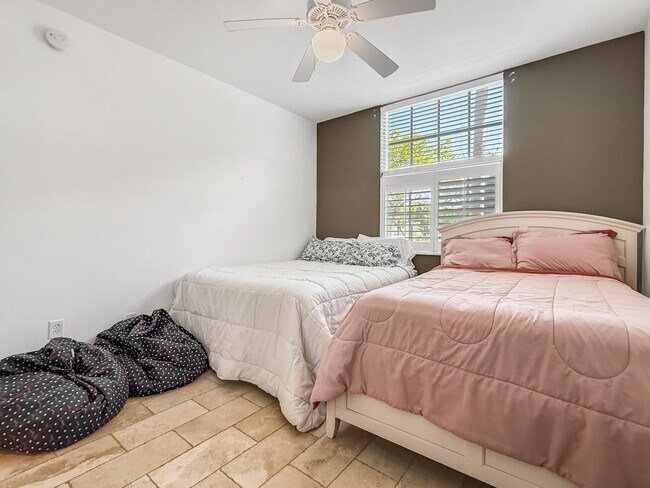 Building Photo - 1900 Van Buren St