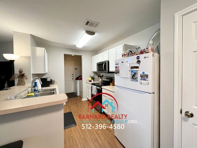 Building Photo - Available Mid July: Well maintained Duplex with Garage and Yard- Close to TX State Bus Stop!