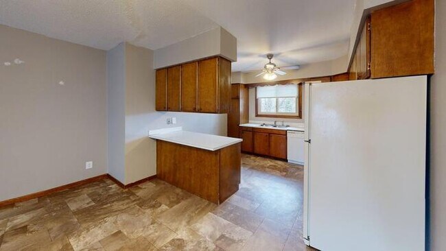 Building Photo - 912 E Owens Ave