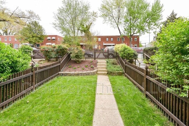 Building Photo - 629 S Henry St