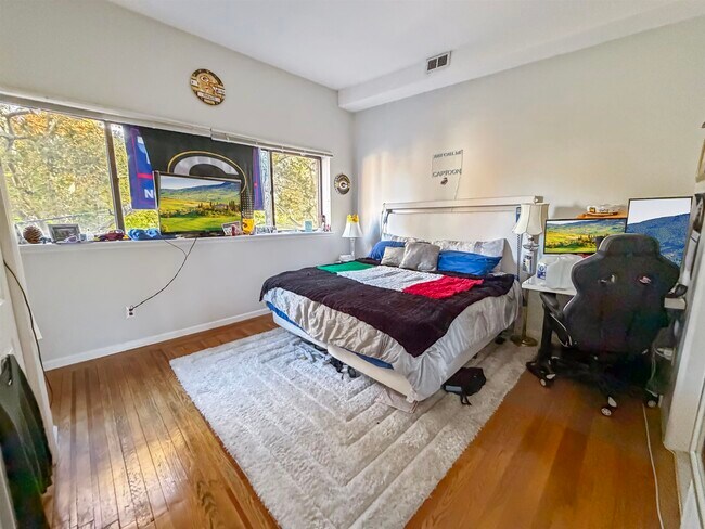 Building Photo - 255 4th St