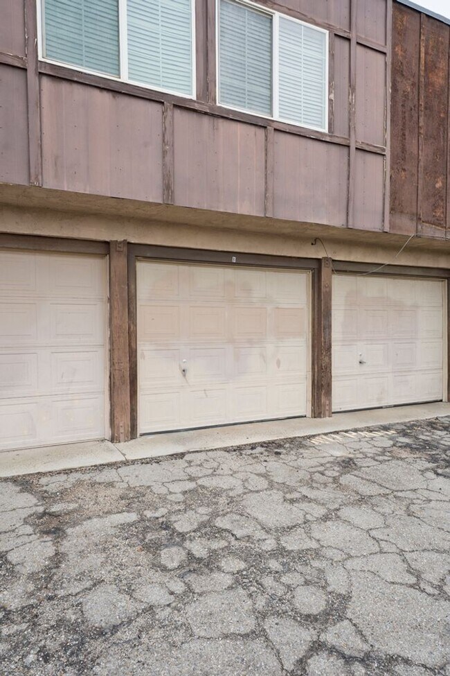 Building Photo - SW- condo 2bed-1 bath attached 1 car garage