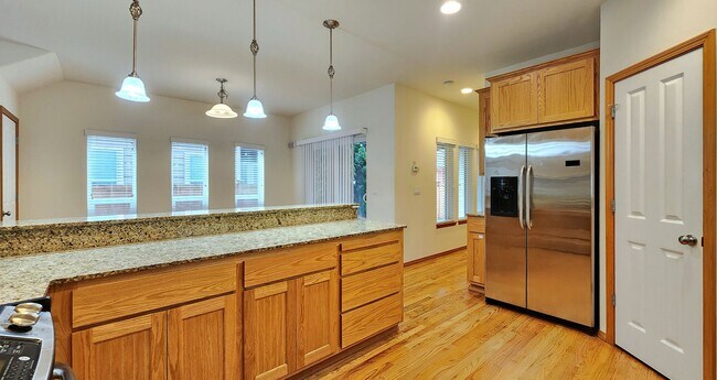 Building Photo - Home in Everett 3 Beds 2.5 bath - Pet Frie...