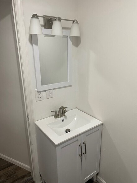 Building Photo - 638 E Jenkins Ave