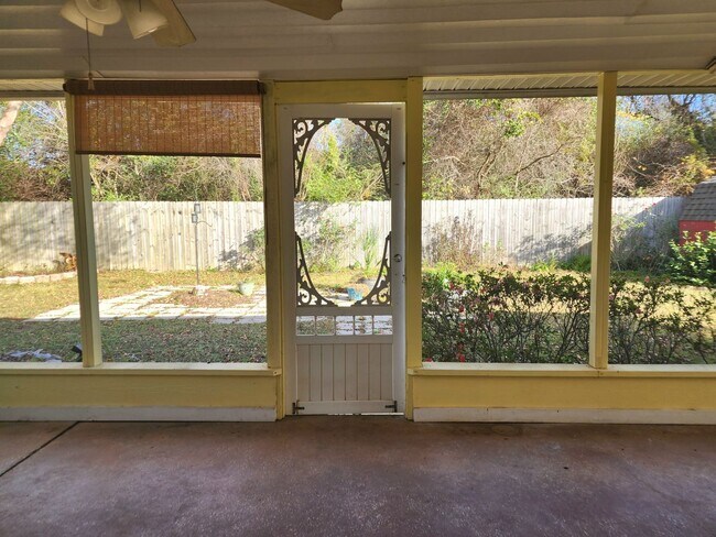 Building Photo - Adorable back yard in Gulf Shores - 3/2