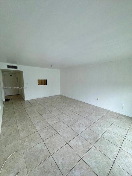 Building Photo - 10431 N Kendall Dr