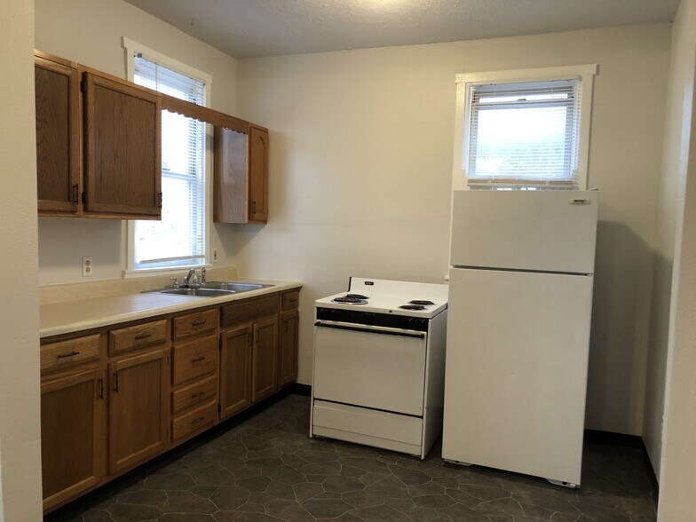 Building Photo - 516 Center Ave