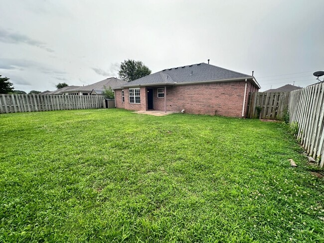 Building Photo - Gorgeous 3-Bedroom Home with Spacious Yard