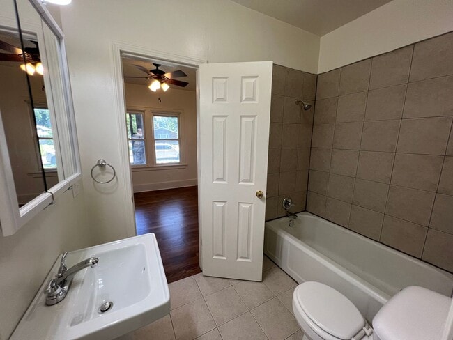Building Photo - Remodeled Like New 2 Bedroom 1 Bath