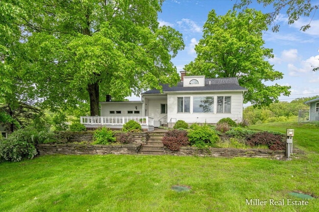 Building Photo - "Charming 3-Bedroom Lakehouse retreat with Spacious 2128 Sq Ft Layout in Hastings, MI!"