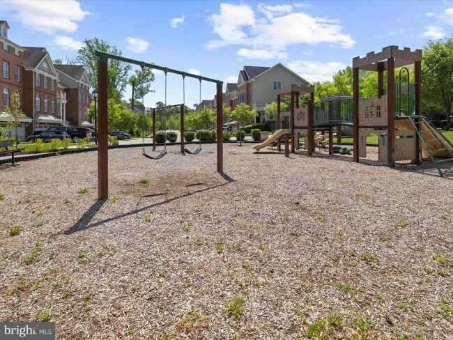 Building Photo - 8512 Pine Springs Dr