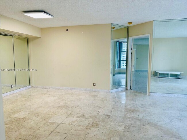 Building Photo - 3600 Mystic Pointe Dr