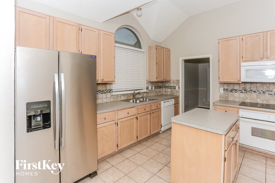 Building Photo - 2136 Mahogany St