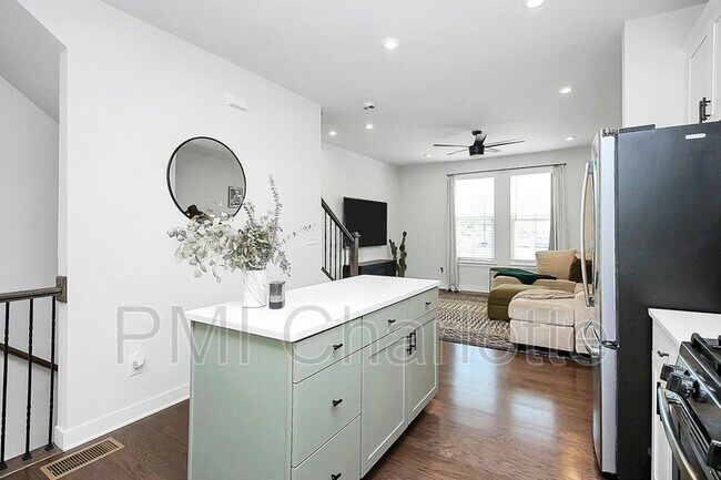 Building Photo - 256 Parkwood Ave