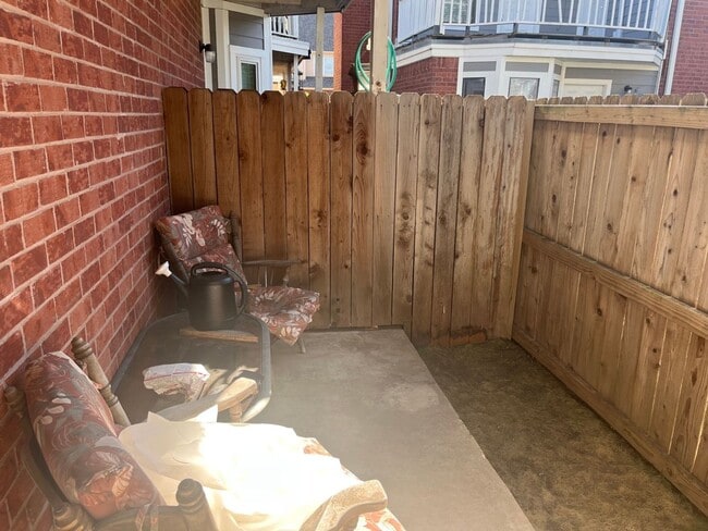 Building Photo - Available August!! One Bed, One Bath Downs...