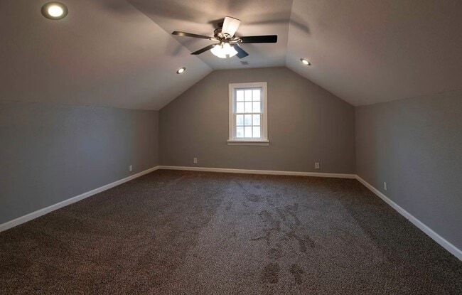 Building Photo - 3 bedroom/2 bath house