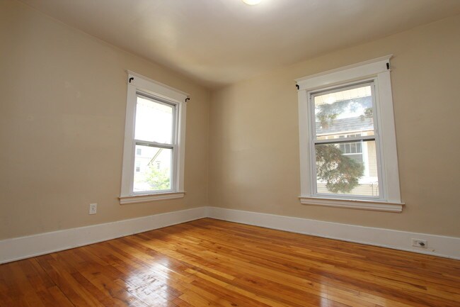 Building Photo - 548 Giddings Ave SE