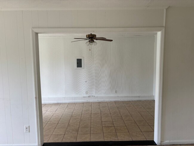Building Photo - 260 White Oak Dr