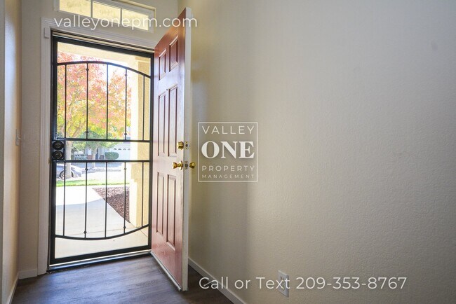 Building Photo - Well-Maintained Single Story Home in Desir...