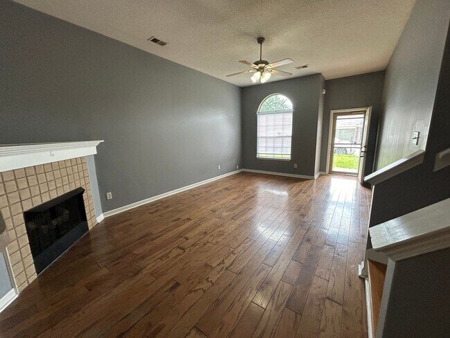 Building Photo - 3BR/2.5BA  near Shelby Farms.  No CARPET! Small pets allowed.
