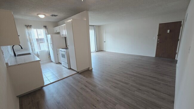 Building Photo - 526 S St Andrews Pl