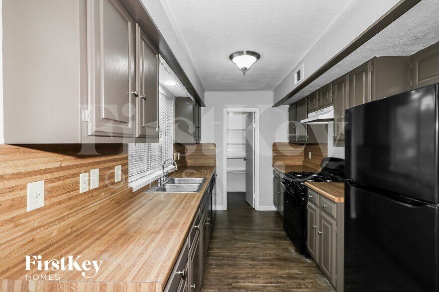 Building Photo - 15310 Meadow Village Dr