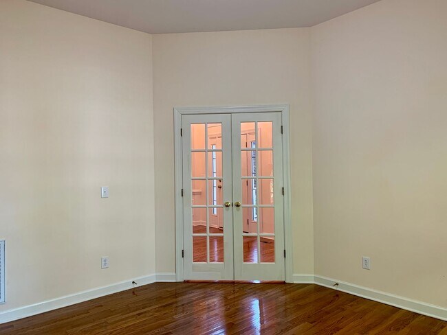 Building Photo - AMAZING Luxurious Residence, Near Educatio...