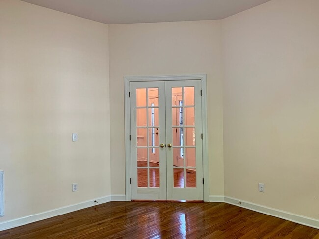 Building Photo - AMAZING Luxurious Residence, Near Educational Facilities, With Upscale Amenities!