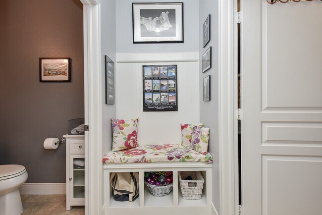 Building Photo - 1111 Majestic Oak