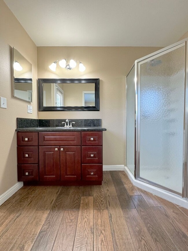 Building Photo - Single Story 3Bed Interior Location Large Yard