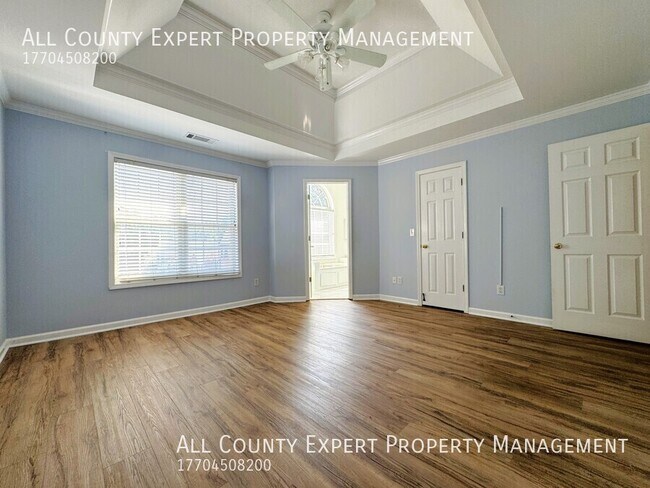 Building Photo - 2075 Pine Tree Dr