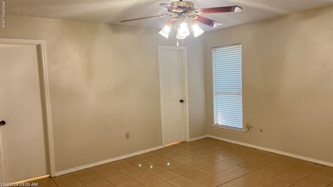 Building Photo - 3911 Firethorn Dr