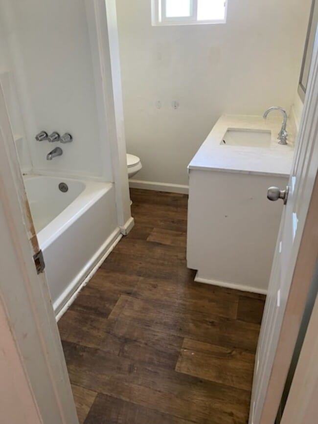 Building Photo - 2 Bedroom Bakersfield Beauty!
