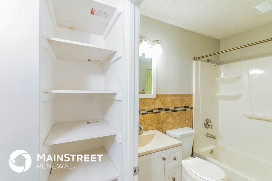 Building Photo - 5002 Seville Dr