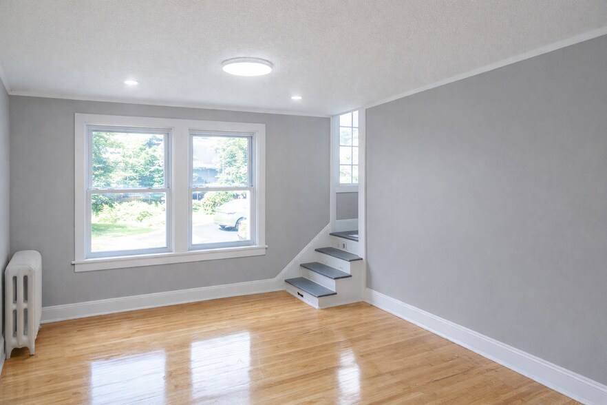 Building Photo - 809 13th Ave SE