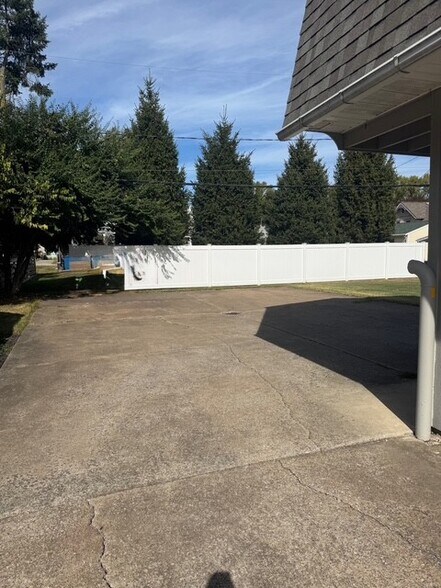 Building Photo - 421 Williams St